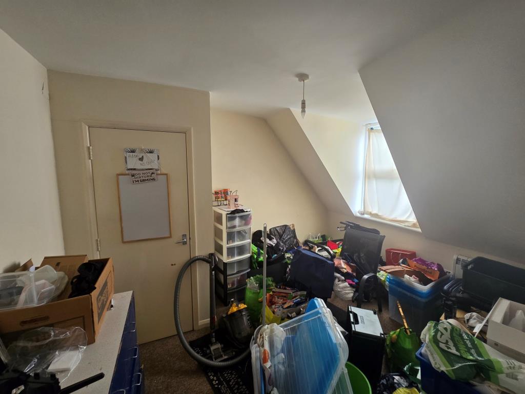 Lot: 83 - FREEHOLD COMMERCIAL AND RESIDENTIAL INVESTMENT - Photo 8 supplied by seller - Bedroom 2 - flat b